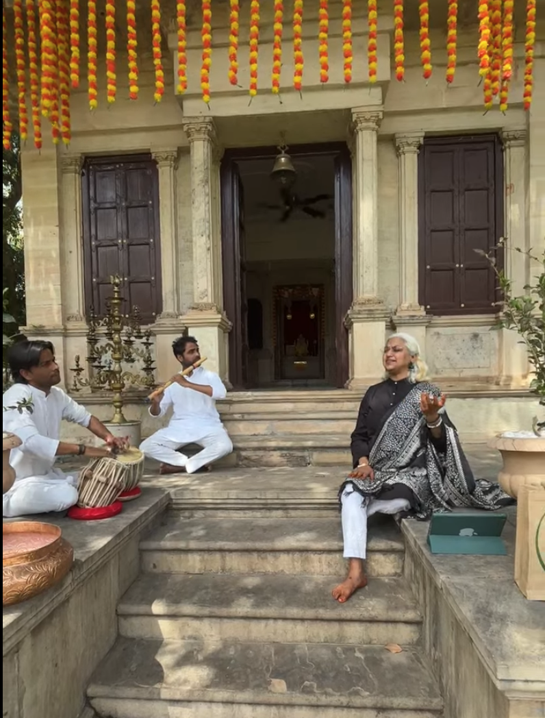 Sowmya Ayyar singing beside tabla and flute musicians on temple steps